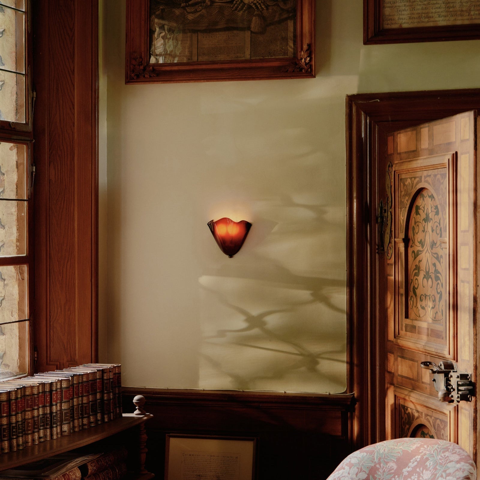 Retro Stained Glass Wall Sconce LED Light With Skirt Shell Design